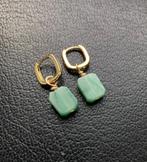 Oorbellen ruwe natuurlijke smaragd  verguld 14k, Overige materialen, Hangers, Nieuw, Ophalen of Verzenden