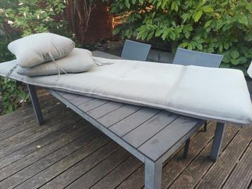 Kussens voor bankje beschikbaar voor biedingen
