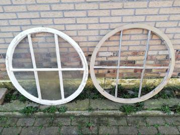 Twee identieke ronde ijzeren stalramen doorsnee 92 cm beschikbaar voor biedingen