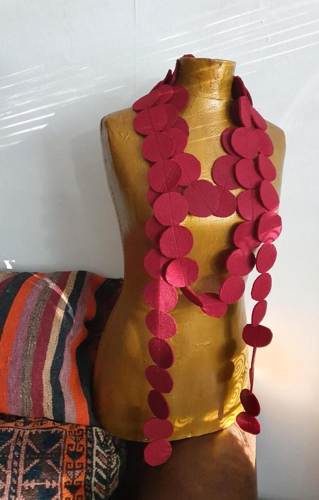 Unieke bordeauxrode vilten rondjes ketting, Sieraden, Tassen en Uiterlijk, Kettingen, Zo goed als nieuw, Overige materialen, Rood