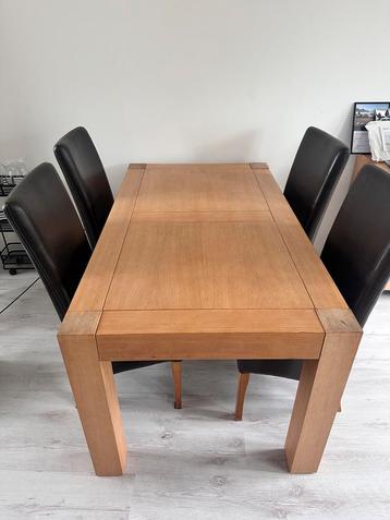 Eettafel met 4 stoelen gratis af te halen! beschikbaar voor biedingen