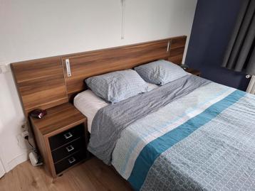 Complete boxspring met nachtkastjes.  beschikbaar voor biedingen
