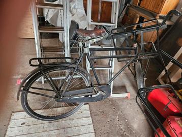 Schuurvondst: zeer oude klassieke transportfiets beschikbaar voor biedingen