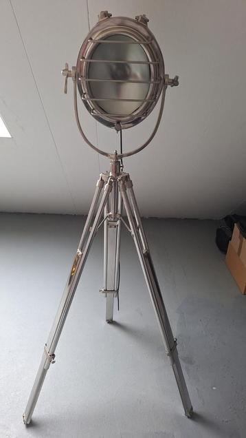 Industriële Staande Lamp met Statief beschikbaar voor biedingen