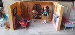 Bratz: inklapbaar huis met 5 poppen., Ophalen of Verzenden, Gebruikt, Poppenhuis