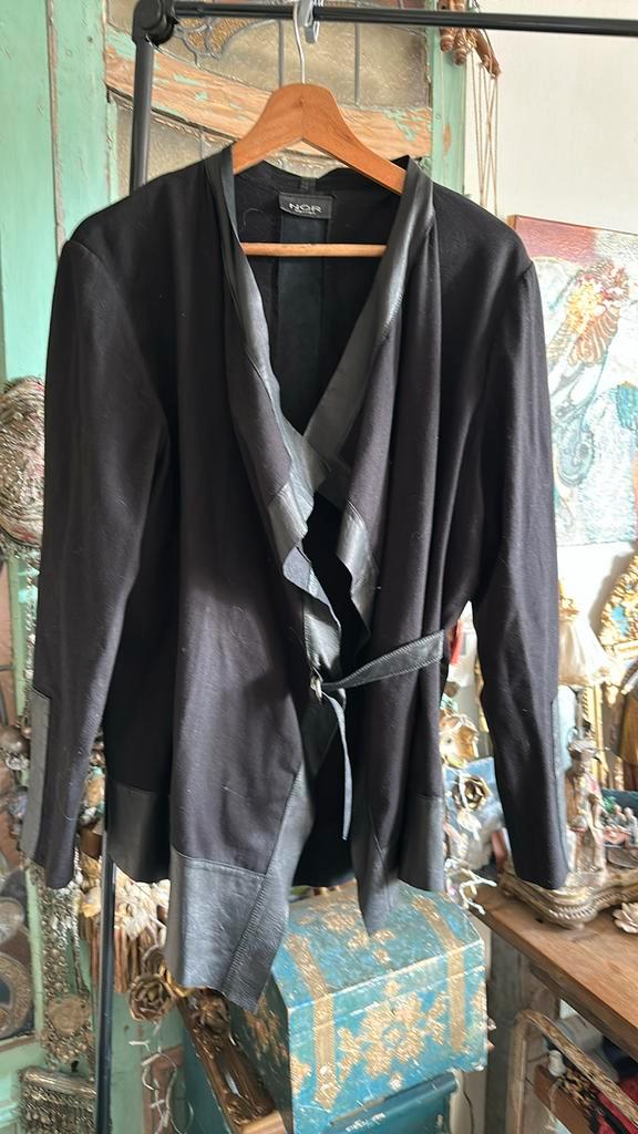 Nor, jasje met zachtleren accenten . Maat 5, Kleding | Dames, Truien en Vesten, Zo goed als nieuw, Maat 42/44 (L), Zwart, Ophalen of Verzenden