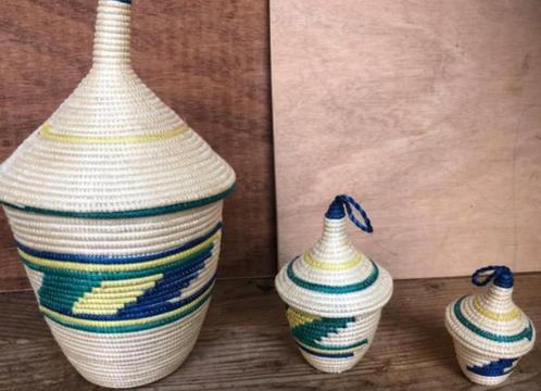 Drie stuks handgemaakte Afrikaanse mandjes, Huis en Inrichting, Woonaccessoires | Schalen en Manden, Zo goed als nieuw, Mand, Ovaal