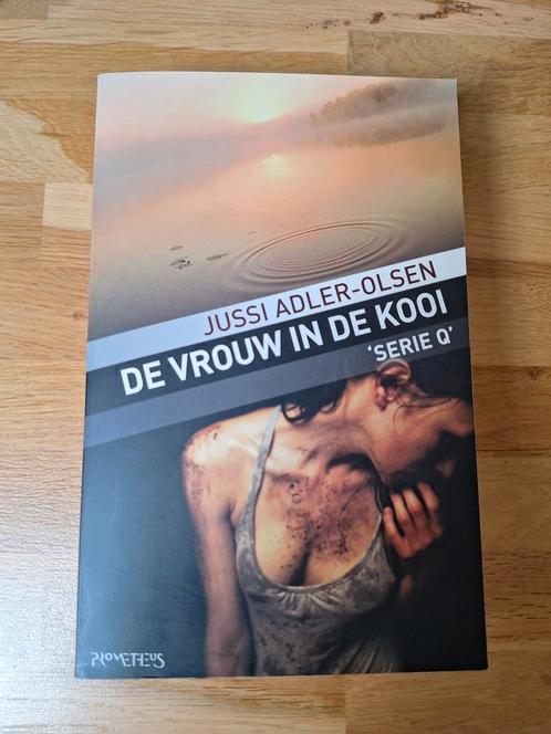 Jussi Adler-Olsen - De vrouw in de kooi, Boeken, Thrillers, Zo goed als nieuw, Scandinavië, Ophalen of Verzenden