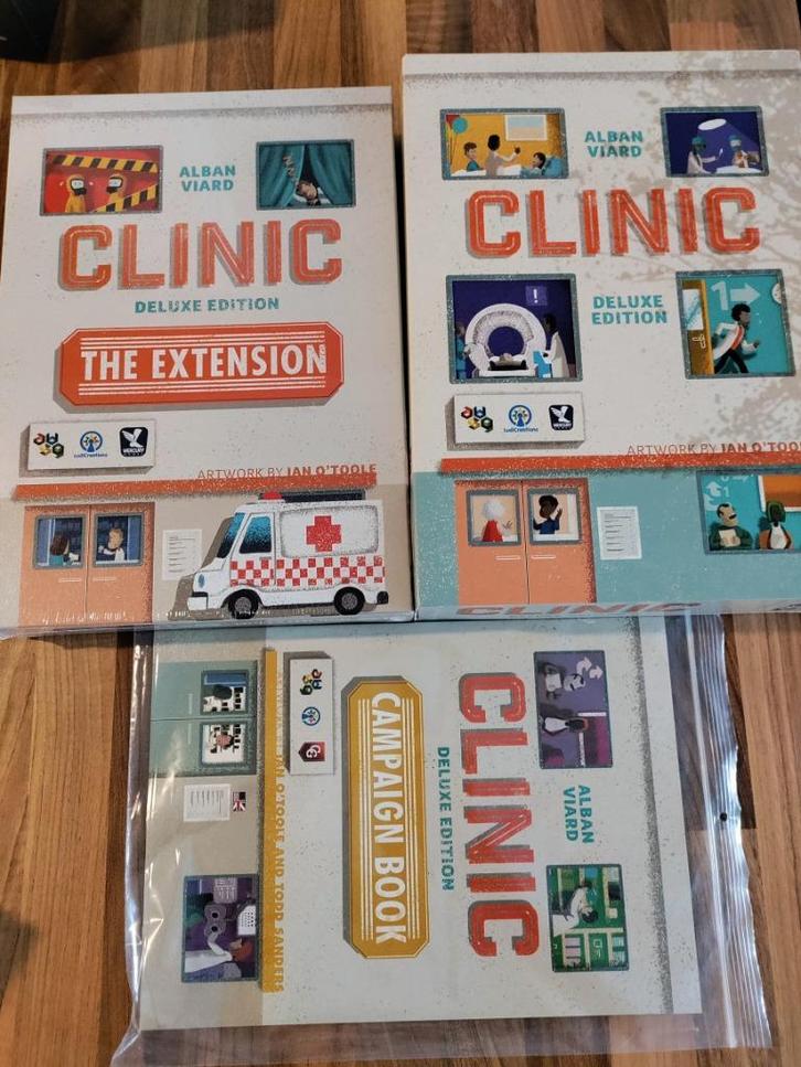 Clinic Deluxe + the extension + campaign book, Hobby en Vrije tijd, Gezelschapsspellen | Bordspellen, Zo goed als nieuw, Een of twee spelers
