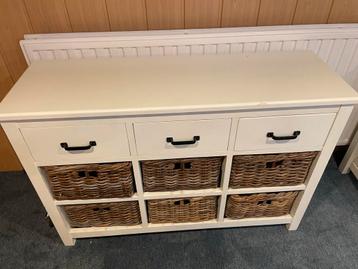 Dressoir met rieten manden beschikbaar voor biedingen