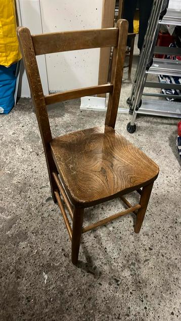 Vintage houten kinderstoel, heel stevig en in goede staat beschikbaar voor biedingen