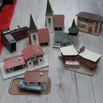 Set van 29 modelspoorbaan miniatuurgebouwen en kerken  beschikbaar voor biedingen