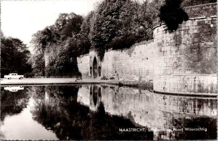 Maastricht - Stadswal en Poort Waerachtig (2x), Verzamelen, Ansichtkaarten | Nederland, Ongelopen, Limburg, 1960 tot 1980, Verzenden