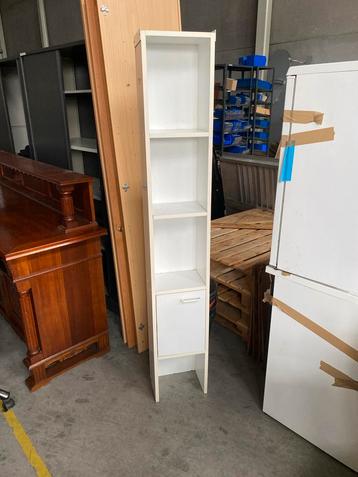 Witte smalle kast met planken