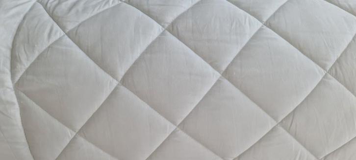 4 SEIZOENEN DEKBED 220X240, Huis en Inrichting, Slaapkamer | Beddengoed, Zo goed als nieuw, Deken of Dekbed, Overige maten, Wit