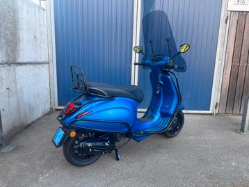 Vespa Sprint 2019 full option in nieuw staat (mat blauw) beschikbaar voor biedingen