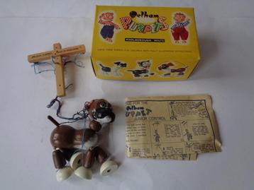 Oude Pelham Puppets Dog met Doos, Engeland, jr'60/70s beschikbaar voor biedingen