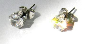 Mooie oorbellen oorstekers met prachtige zirconia beschikbaar voor biedingen