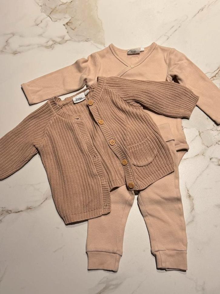 Te koop: ZGAN! 3-delige set Feetje roze beige maat 62, Kinderen en Baby's, Babykleding | Maat 62, Zo goed als nieuw, Meisje, Setje