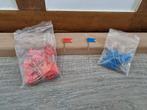 80 prikvlaggetjes (20x blauw en 60 x rood), Ophalen of Verzenden, Zo goed als nieuw
