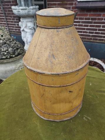 Antieke blikken okerkleurige winkelvoorraadbus. beschikbaar voor biedingen