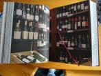 Te koop Larousse wijn encyclopedie + houten boekenstandaard., Ophalen, Zo goed als nieuw