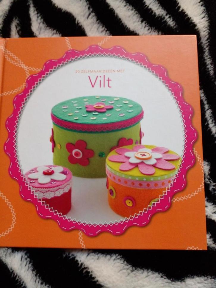 Vilt boek met 20 zelfmaakideeën, Hobby en Vrije tijd, Vilt, Ophalen of Verzenden