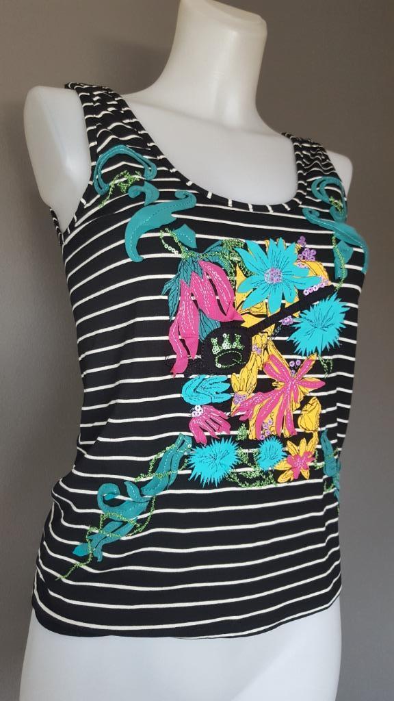 Save the Queen top - NIEUW! - bloemen/pailletten - S/M/L, Kleding | Dames, Tops, Nieuw, Maat 42/44 (L), Zwart, Zonder mouw, Ophalen of Verzenden