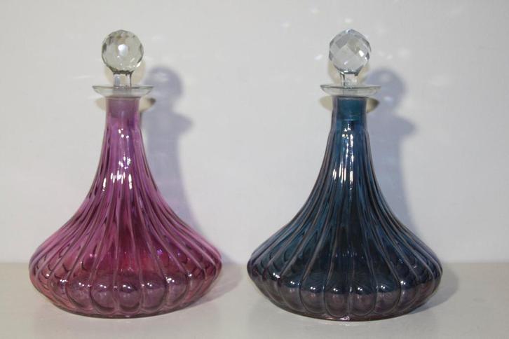 Grote gekleurde karaffen met kristallen stop (2x), Antiek en Kunst, Antiek | Glas en Kristal, Ophalen of Verzenden