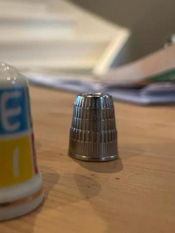 Vingerhoedje metaal klein beschikbaar voor biedingen