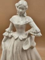 Plateel Beeldje Dame in Baljurk, Antiek en Kunst, Ophalen of Verzenden