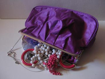 Tasje diverse sieraden / vintage modern / sloopsieraden   beschikbaar voor biedingen