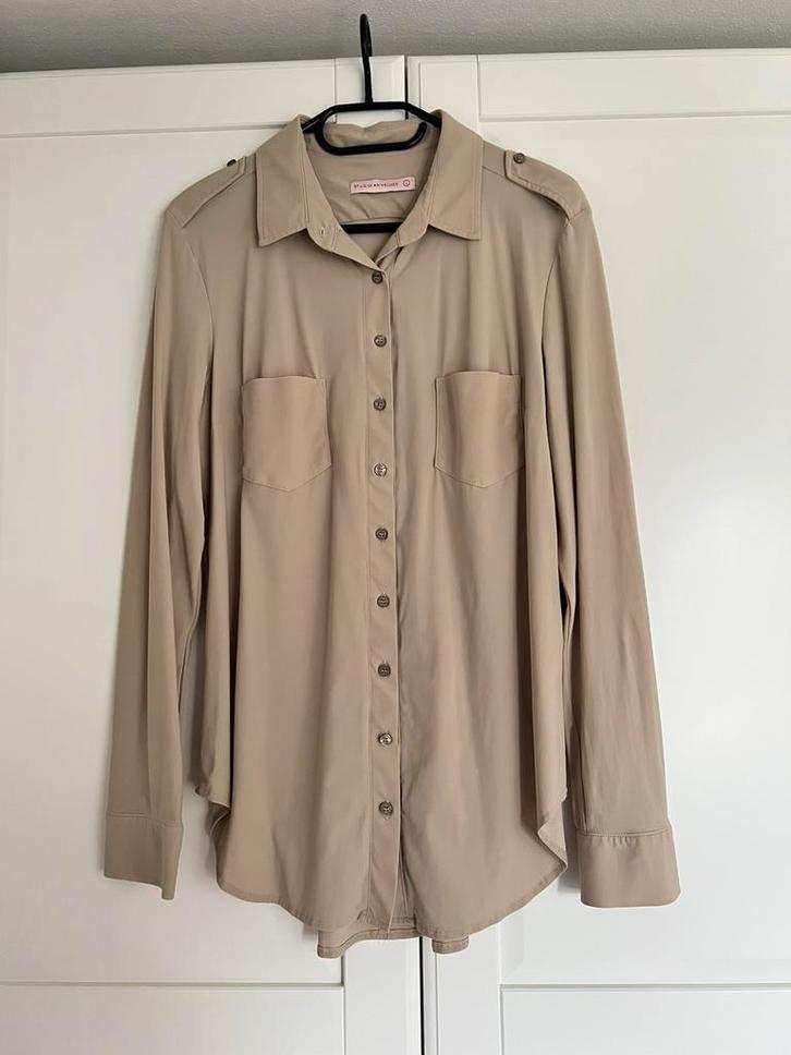Studio anneloes poppy blouse L zandkleur travelstof, Kleding | Dames, Blouses en Tunieken, Zo goed als nieuw, Maat 42/44 (L), Beige