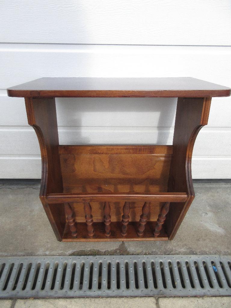 Houten krantenbak met tafeltje voor aan de muur, Ophalen, Gebruikt