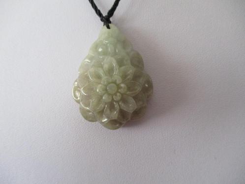 Bauhinia bloem halskoord van jade met echtheidscertificaat, Sieraden, Tassen en Uiterlijk, Kettingen, Nieuw, Steen of Mineraal