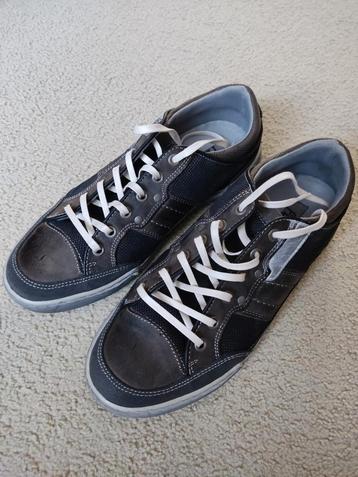 Sportieve schoenen beschikbaar voor biedingen