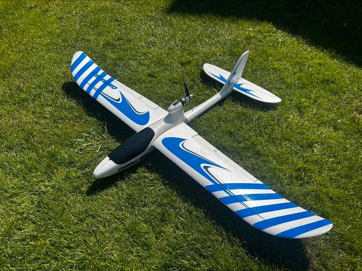 RC motorzwever Clouds Fly vliegtuig inclusief accu, Hobby en Vrije tijd, Modelbouw | Radiografisch | Vliegtuigen, Zo goed als nieuw