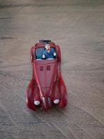 Rode auto voor in een kerstdorp, Diversen, Kerst, Ophalen of Verzenden, Zo goed als nieuw