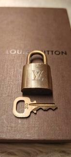 Louis Vuitton hangslot met sleutel (no.313), Ophalen of Verzenden, Zo goed als nieuw, Overige materialen, Overige merken