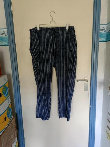 Een dunne donker-blauwe huisbroek met witte strepen. beschikbaar voor biedingen