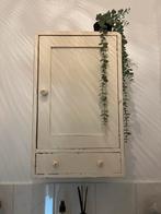Brocante Houten Kastje met Laadje Crème Kleurig  60Hx37Bx19D, Antiek en Kunst, Antiek | Meubels | Kasten, Ophalen of Verzenden