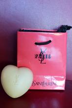 mini cadeau tasje met zeepje Yves Saint Laurent, Verzamelen, Ophalen of Verzenden, Zo goed als nieuw, Miniatuur