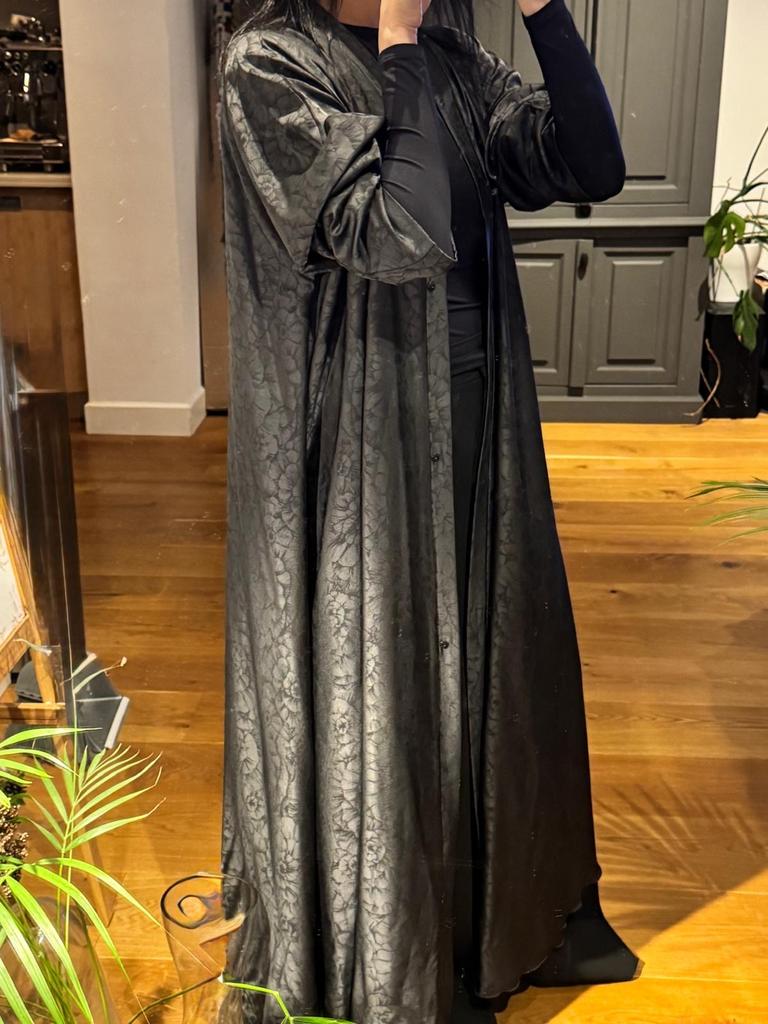 Custom made abaya van zijdezacht stof, Zwart, Ophalen of Verzenden, Zo goed als nieuw, Maat 36 (S)