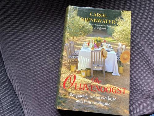 🫒 De Olijvenoogst - Carol Drinkwater, Boeken, Romans, Gelezen, Nederland, Ophalen of Verzenden