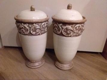2 Hoge Vazen met deksel crème /bruine kleur. beschikbaar voor biedingen