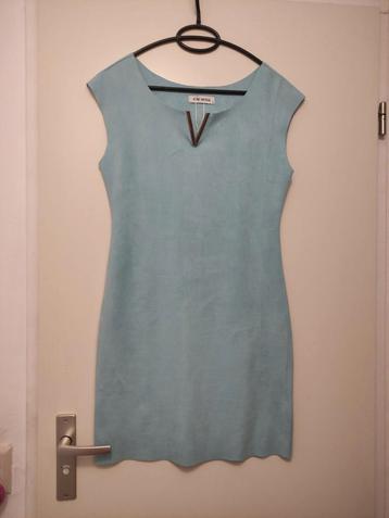 Zacht blauw jurkje beschikbaar voor biedingen