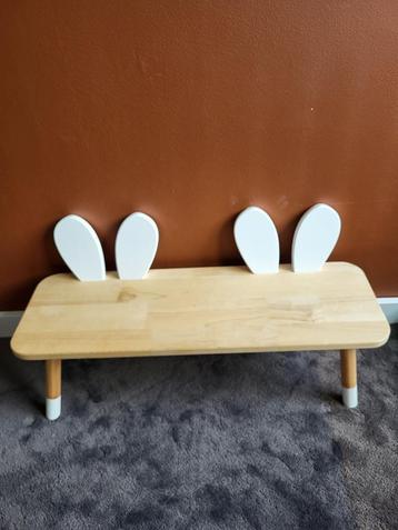 Houten kinderbankje van konijnen beschikbaar voor biedingen