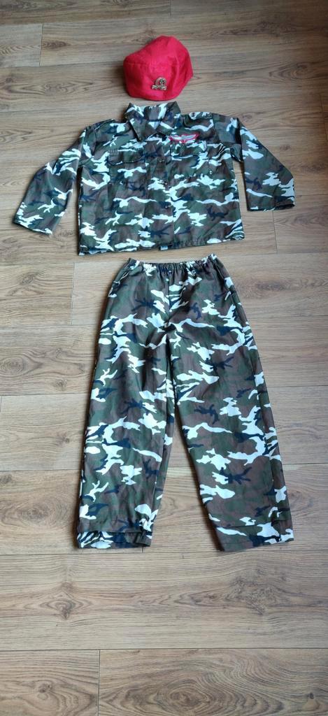 legerpak camouflagepak met rode baret mt 128 valt groter, Kinderen en Baby's, Carnavalskleding en Verkleedspullen, Gebruikt, Jongen of Meisje