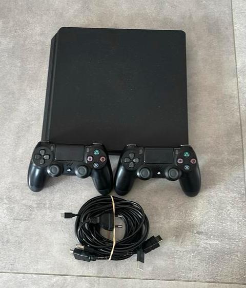 PlayStation 4, Spelcomputers en Games, Spelcomputers | Sony PlayStation 4, Zo goed als nieuw, Slim, Met 2 controllers, Ophalen of Verzenden