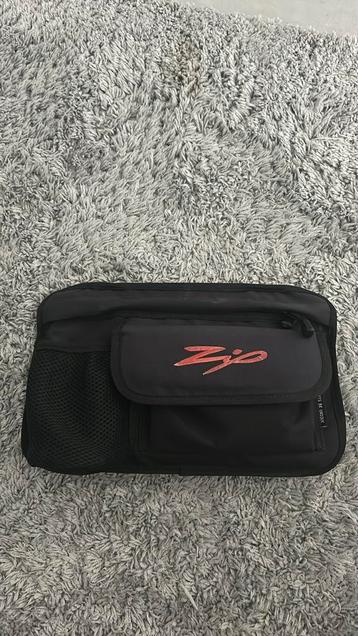 Zip tasje beschikbaar voor biedingen